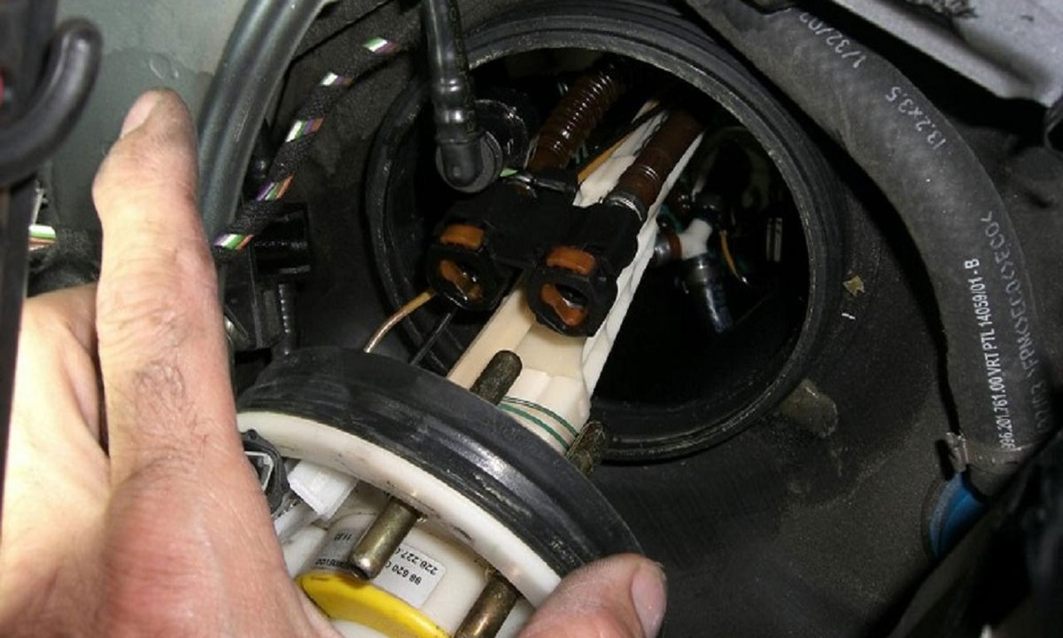 پمپ بنزین خودرو